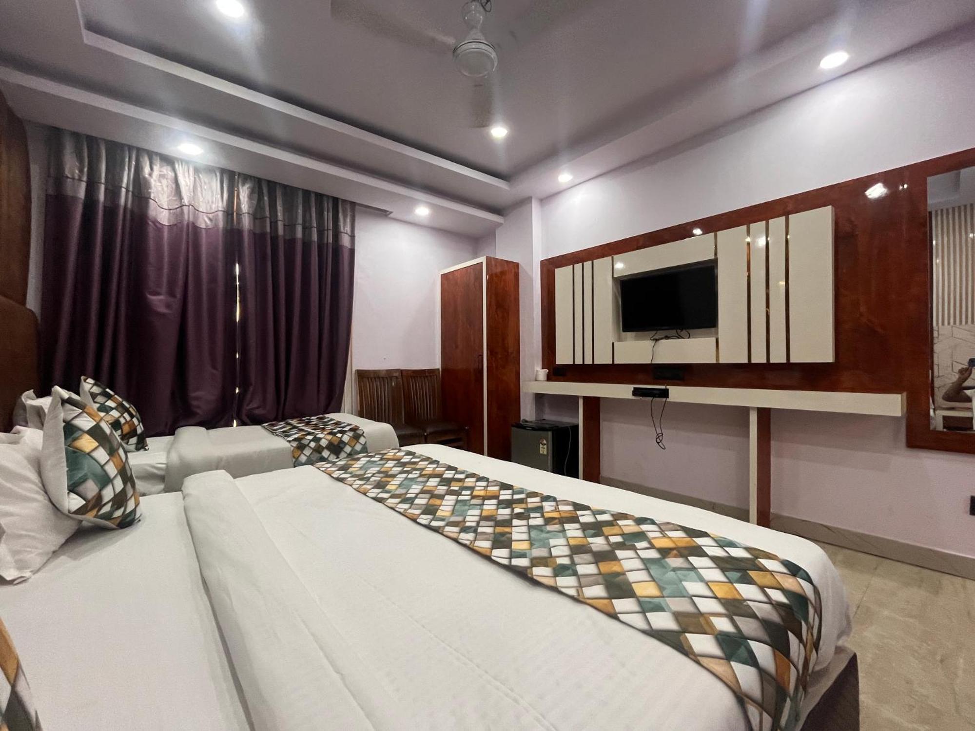 Hotel Embassy Near Rk Ashram Metro New Delhi Exterior photo